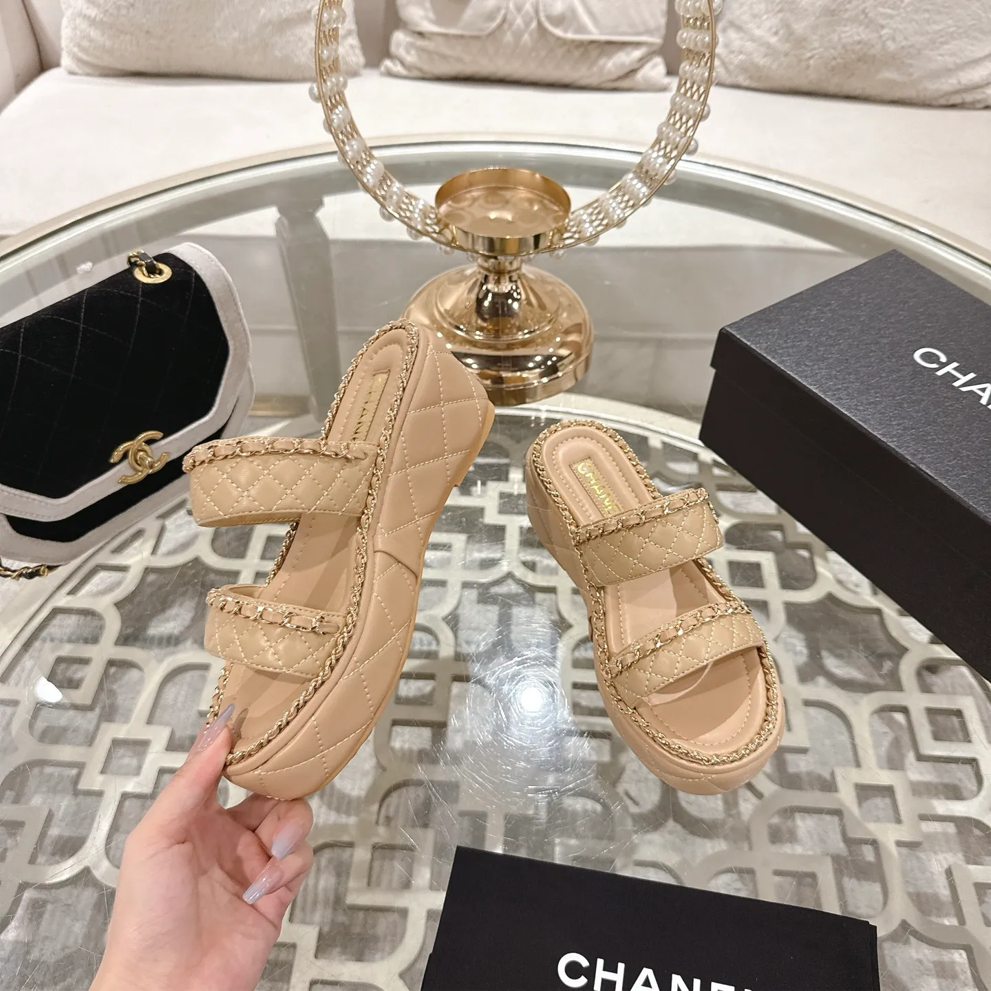 💕💕Factory direct selling price p600💕💕 𝐂𝐇𝐀𝐍𝐄𝐋 | Xiaoxiang 25𝐬𝐬 🦋2025 Spring and Summer New Products Counter Classic Xiaoxiang Double C Diamond Chain Slippers Series New〰 🍬 A must-have in the BS fashion circle The matching will interpret the meticulous, minimalist and classic elements that will never fade away. 💋 Showing a unique dressing style that is too beautiful to say. A must-have for summer... Upper: original high-customized lambskin. Lining: imported mixed sheepskin lining. Outsole: original molded non-slip outsole. Shoe size: 35-39 (34.40.41.42 customization is not returnable).